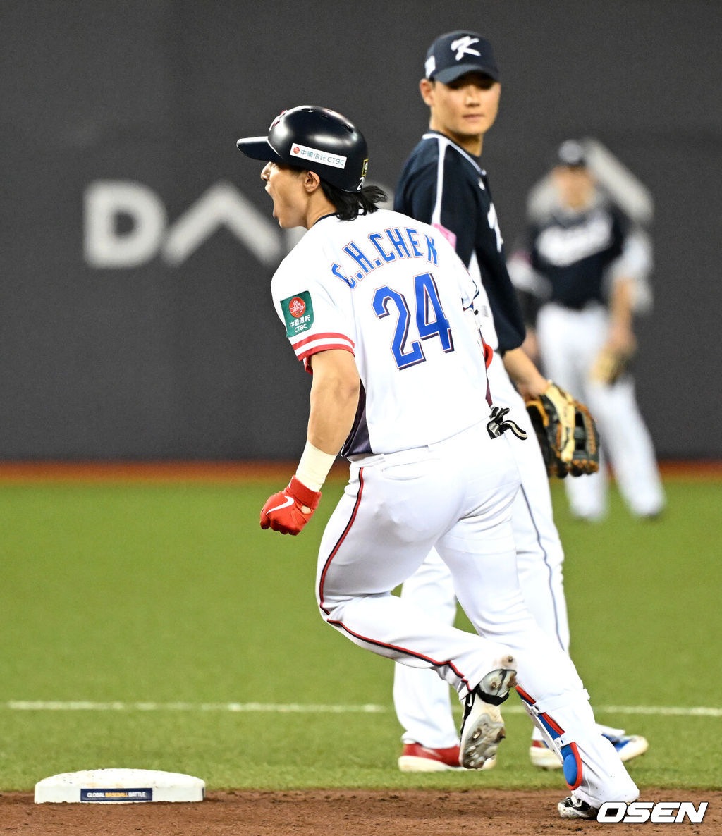 그 어떤 대표팀보다 분위기가 좋다고 자부했던 류중일호가 프리미어12 B조 조별예선 첫 경기에서 충격패를 당했다. 류중일 감독이 이끄는 한국 야구대표팀은 13일 대만 타이베이 타이베이돔에서 펼쳐진 2024 WBSC 프리미어12 B조 조별예선 대만과의 1차전에서 3-6으로 패했다. 2회말 2사 2루에서 대만 천제슈엔이 투런 홈런을 치고 환호하고 있다. 2024.11.13 /sunday@osen.co.kr