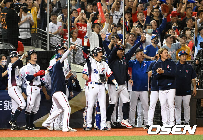 [OSEN=타이베이(대만), 이대선 기자] 그 어떤 대표팀보다 분위기가 좋다고 자부했던 류중일호가 프리미어12 B조 조별예선 첫 경기에서 충격패를 당했다.&nbsp;류중일 감독이 이끄는 한국 야구대표팀은 13일 대만 타이베이 타이베이돔에서 펼쳐진 2024 WBSC 프리미어12 B조 조별예선 대만과의 1차전에서 3-6으로 패했다.&nbsp;2회말 2사 만루에서 대만 천천웨이가 만루 홈런을 치고 동료들과 환호하고 있다. 2024.11.13 /sunday@osen.co.kr
