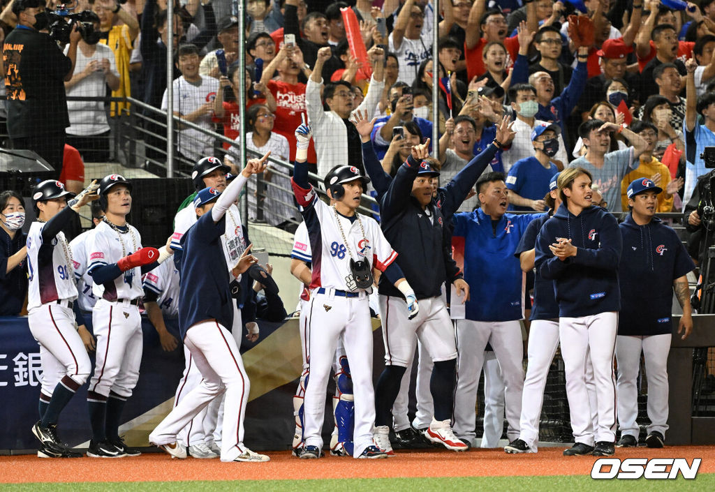 그 어떤 대표팀보다 분위기가 좋다고 자부했던 류중일호가 프리미어12 B조 조별예선 첫 경기에서 충격패를 당했다. 류중일 감독이 이끄는 한국 야구대표팀은 13일 대만 타이베이 타이베이돔에서 펼쳐진 2024 WBSC 프리미어12 B조 조별예선 대만과의 1차전에서 3-6으로 패했다. 2회말 2사 만루에서 대만 천천웨이가 만루 홈런을 치고 동료들과 환호하고 있다. 2024.11.13 /sunday@osen.co.kr