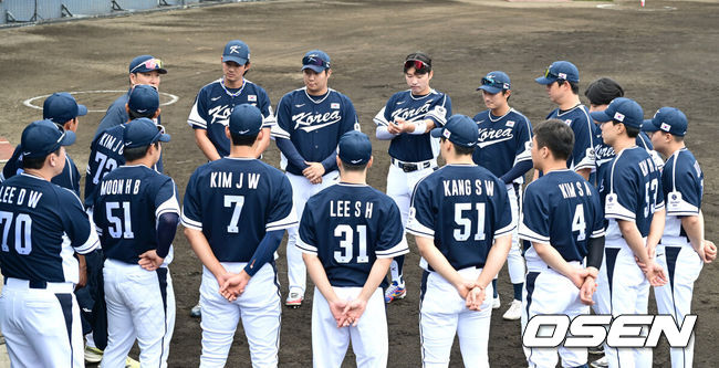 [OSEN=오키나와(일본), 최규한 기자] 2026 WBC(월드베이스볼클래식)를 준비하는 대한민국 야구 대표팀이 20일 오후 일본 오키나와 온나손 아카마 구장에서 프로야구 삼성 라이온즈와 연습경기를 펼쳤다. 야구 대표팀은 오키나와에서 국내 팀들과 6차례 연습경기를 치르며 전력을 끌어올릴 예정이다.경기를 앞두고 야수들이 미팅을 갖고 있다. 2026.02.20 / dreamer@osen.co.kr