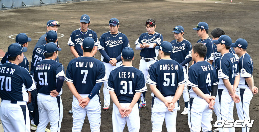 2026 WBC(월드베이스볼클래식)를 준비하는 대한민국 야구 대표팀이 20일 오후 일본 오키나와 온나손 아카마 구장에서 프로야구 삼성 라이온즈와 연습경기를 펼쳤다. 야구 대표팀은 오키나와에서 국내 팀들과 6차례 연습경기를 치르며 전력을 끌어올릴 예정이다.경기를 앞두고 야수들이 미팅을 갖고 있다. 2026.02.20 / dreamer@osen.co.kr