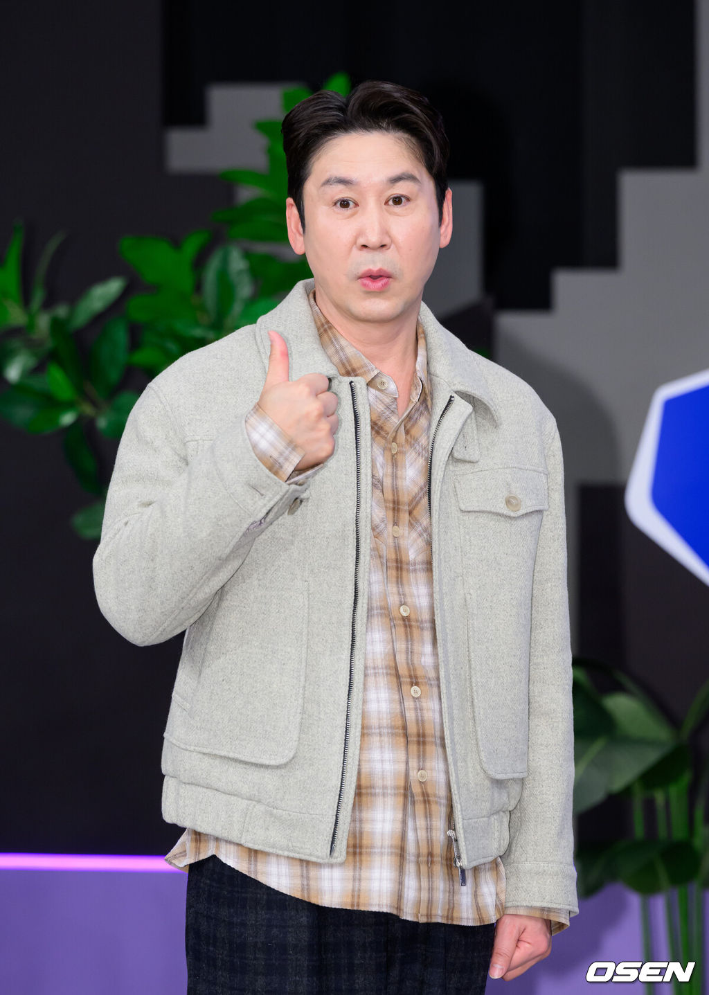 15일 일산 빛마루 방송지원센터에서 ENA 음악 예능 ‘체인지 스트릿’ 스튜디오 녹화 현장 공개 행사가 열렸다.매주 토요일 밤 ENA에서 방송되는 한일 국교정상화 60주년 초대형 프로젝트 ‘체인지 스트릿(Change Street, 연출: 오준성)’은 한국과 일본을 대표하는 아티스트들이 서로의 거리, 언어, 감성 속으로 깊숙이 들어가 음악으로 교감하는 신개념 문화 교류 프로그램이다.방송인 신동엽이 포토타임을 가지고 있다. 2026.01.15 /sunday@osen.co.kr