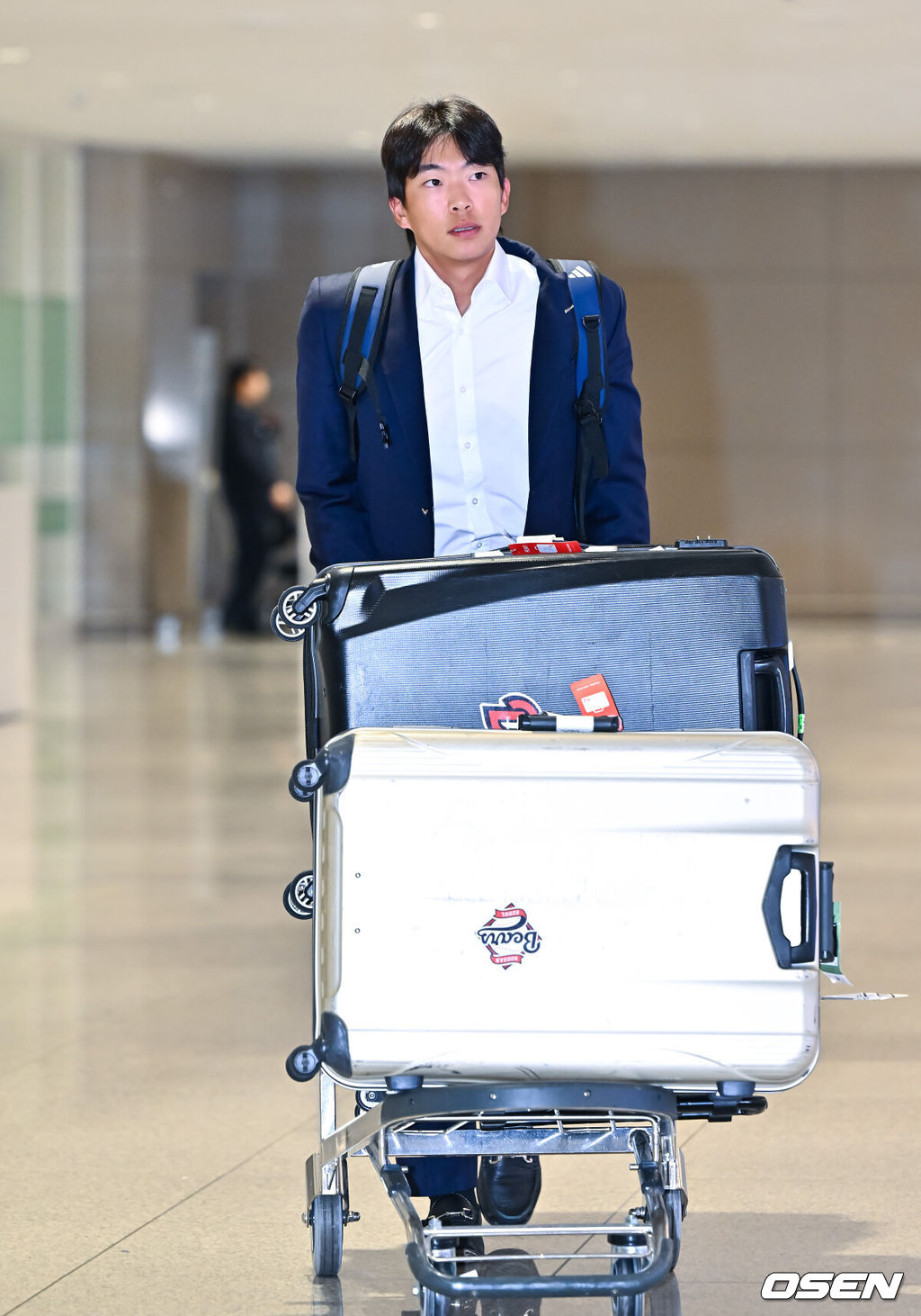 두산 베어스가 20일 오후 호주 시드니 1차 전지훈련을 마치고 인천국제공항을 통해 귀국했다.두산은 지난 1월 23일부터 2월 19일까지 호주 시드니 블랙타운 야구장에서 체력 및 전술 훈련 위주의 1차 캠프를 진행했다. 그리고 오는 22일 일본 미야자키로 출국해 '구춘 대회' 포함 7차례 연습경기를 치를 예정이다.두산 김민석이 입국장을 나서고 있다. 2026.02.20 / soul1014@osen.co.kr