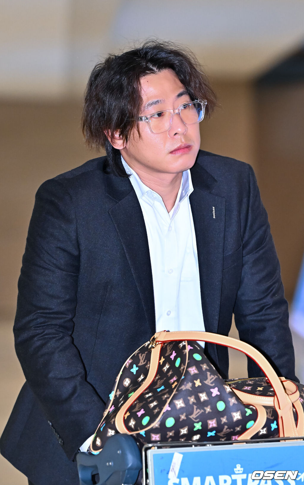 두산 베어스가 20일 오후 호주 시드니 1차 전지훈련을 마치고 인천국제공항을 통해 귀국했다.두산은 지난 1월 23일부터 2월 19일까지 호주 시드니 블랙타운 야구장에서 체력 및 전술 훈련 위주의 1차 캠프를 진행했다. 그리고 오는 22일 일본 미야자키로 출국해 '구춘 대회' 포함 7차례 연습경기를 치를 예정이다.두산 박찬호가 입국장을 나서고 있다. 2026.02.20 / soul1014@osen.co.kr