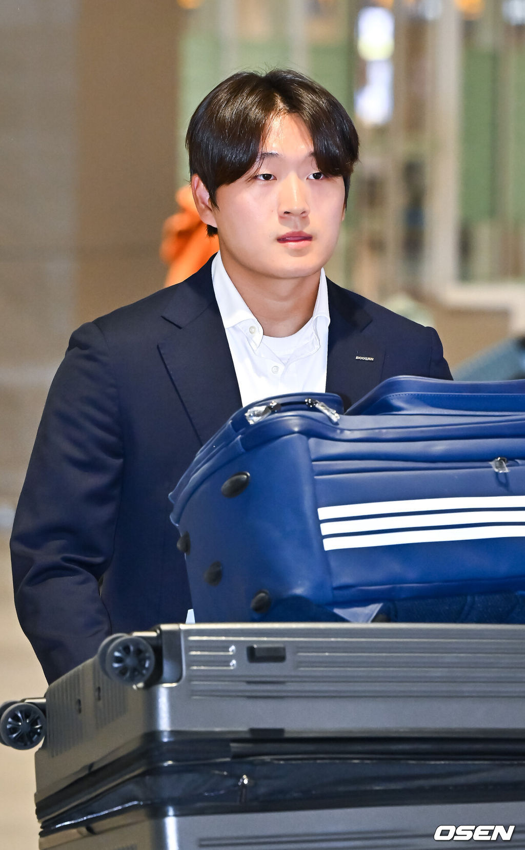 두산 베어스가 20일 오후 호주 시드니 1차 전지훈련을 마치고 인천국제공항을 통해 귀국했다.두산은 지난 1월 23일부터 2월 19일까지 호주 시드니 블랙타운 야구장에서 체력 및 전술 훈련 위주의 1차 캠프를 진행했다. 그리고 오는 22일 일본 미야자키로 출국해 '구춘 대회' 포함 7차례 연습경기를 치를 예정이다.두산 김택연이 입국장을 나서고 있다. 2026.02.20 / soul1014@osen.co.kr