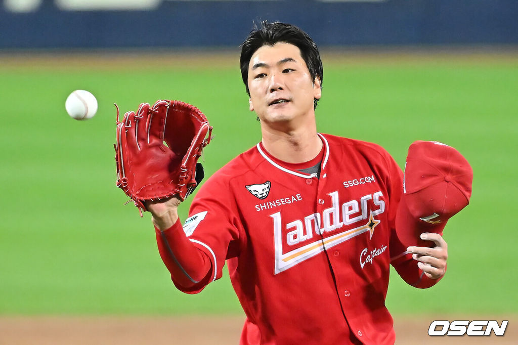 14일 대구 삼성라이온즈파크에서 2025 신한 SOL뱅크 KBO 준플레이오프 삼성 라이온즈와 SSG 랜더스의 4차전 경기가 열렸다. 홈팀 삼성은 후라도가, 방문팀 SSG는 김광현이 선발 투수로 출전했다.SSG 랜더스 김광현이 3회말 1사 삼성 라이온즈 강민호에게 볼넷을 허용하고 아쉬워하고 있다. 2025.10.14 / foto0307@osen.co.kr