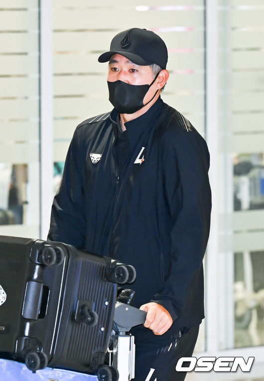 [OSEN=인천공항, 박준형 기자]  SSG 랜더스가 20일 오후 미국 플로리다 1차 전지훈련을 마치고 인천국제공항을 통해 귀국했다.SSG랜더스는 지난 1월 23일부터 2월 20일까지 미국 플로리다 베로비치에서 1차 스프링캠프를 진행했다.  그리고 오는 23일부터 일본 미야자키에서 2차 스프링캠프를 실시할 예정이다.SSG 이숭용 감독이 입국하고 있다.  2026.02.20  / soul1014@osen.co.kr