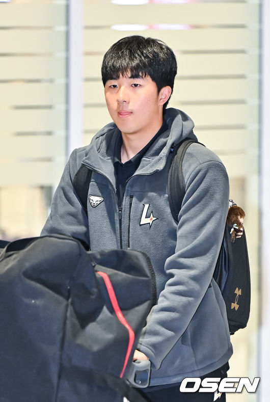 [OSEN=인천공항, 박준형 기자]  SSG 랜더스가 20일 오후 미국 플로리다 1차 전지훈련을 마치고 인천국제공항을 통해 귀국했다.SSG랜더스는 지난 1월 23일부터 2월 20일까지 미국 플로리다 베로비치에서 1차 스프링캠프를 진행했다.  그리고 오는 23일부터 일본 미야자키에서 2차 스프링캠프를 실시할 예정이다.SSG 김민준이 입국하고 있다.  2026.02.20  / soul1014@osen.co.kr