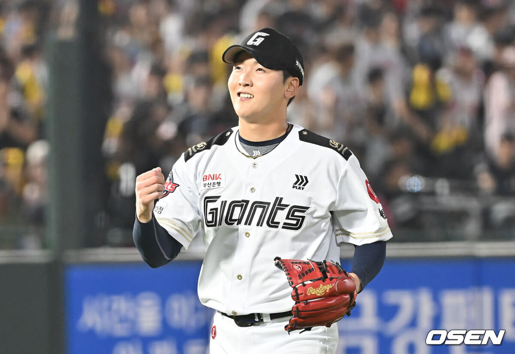 2일 부산 사직야구장에서 2025 신한 SOL 뱅크 KBO 리그 롯데 자이언츠와 LG 트윈스의 경기가 열렸다. 홈팀 롯데는 감보아가, 방문팀 LG는 임찬규가 선발 출전했다.롯데 자이언츠 최준용이 7회초 2사 만루 LG 트윈스 박동원을 좌익수 플라이로 잡고 미소짓고 있다. 2025.07.02 / foto0307@osen.co.kr