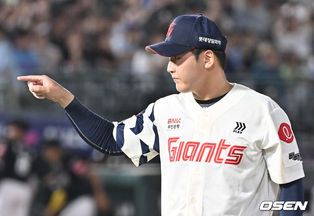 28일 부산 사직야구장에서 2025 신한 SOL 뱅크 KBO 리그 롯데 자이언츠와 KT 위즈의 경기가 열렸다. 홈팀 롯데는 감보아가, 방문팀 KT는 헤이수스가 선발 출전했다.롯데 자이언츠 최준용이 7회초 2사 1,2루 KT 위즈 안현민을 좌익수 플라이로 잡고 손성빈을 향해 손을 가리키고 있다. 2025.08.28 / foto0307@osen.co.kr