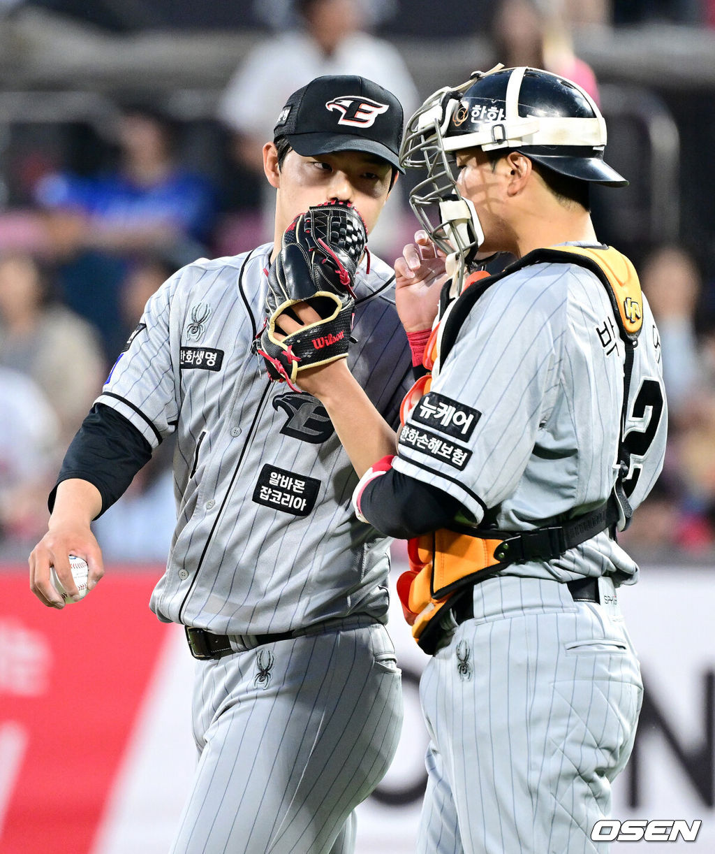 23일 오후 경기도 수원 KT위즈파크에서 ‘2024 신한 SOL Bank KBO리그’ KT 위즈와 한화 이글스의 경기가 열렸다.이날 홈팀 KT는 육청명, 방문팀 한화는 문동주를 선발로 내세운다.1회말 무사 1루 상황 한화 선발 문동주와 포수 박상언이 대화를 나누고 있다. 2024.04.23 / dreamer@osen.co.kr