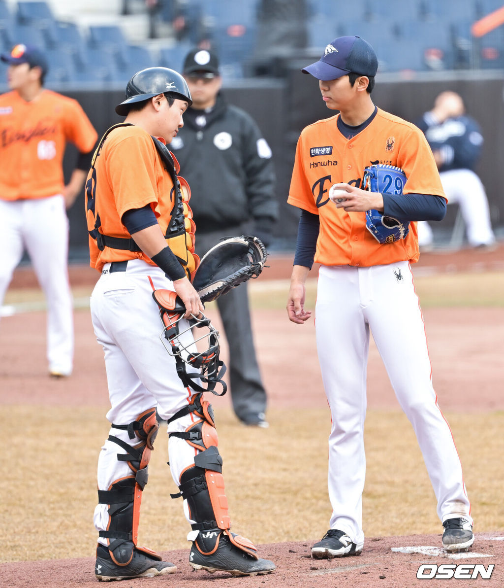 6일 오후 대전 한화생명 볼파크에서 한화 자체 청백전 경기가 진행됐다.한화이글스와 한화퓨처스로 팀을 나눴다.황준서와 장규현 포수가 이야기를 나누고 있다  2025.03.06 / soul1014@osen.co.kr
