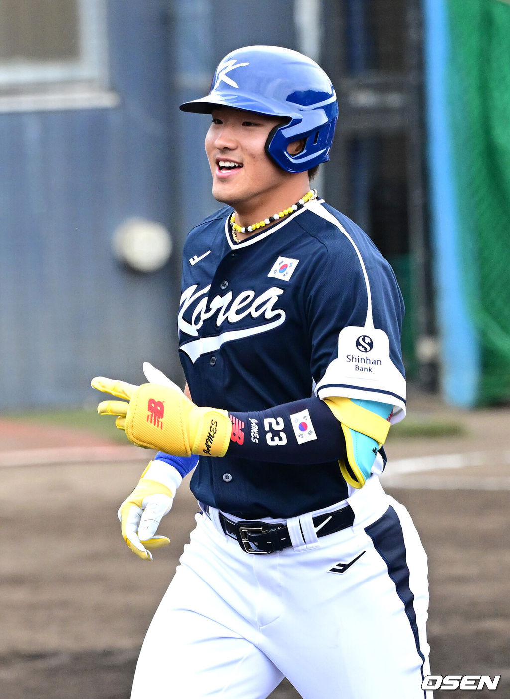 2026 WBC(월드베이스볼클래식)를 준비하는 대한민국 야구 대표팀이 20일 오후 일본 오키나와 온나손 아카마 구장에서 프로야구 삼성 라이온즈와 연습경기를 펼쳤다. 야구 대표팀은 오키나와에서 국내 팀들과 6차례 연습경기를 치르며 전력을 끌어올릴 예정이다.1회초 1사 주자없는 상황 대표팀 안현민이 선제 솔로포를 날리고 홈을 밟은 뒤 미소짓고 있다. 2026.02.20 / dreamer@osen.co.kr