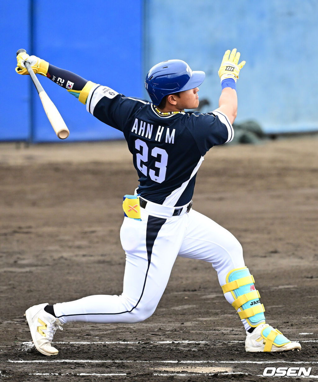 2026 WBC(월드베이스볼클래식)를 준비하는 대한민국 야구 대표팀이 20일 오후 일본 오키나와 온나손 아카마 구장에서 프로야구 삼성 라이온즈와 연습경기를 펼쳤다. 야구 대표팀은 오키나와에서 국내 팀들과 6차례 연습경기를 치르며 전력을 끌어올릴 예정이다.1회초 1사 주자없는 상황 대표팀 안현민이 선제 솔로포를 날리고 있다. 2026.02.20 / dreamer@osen.co.kr