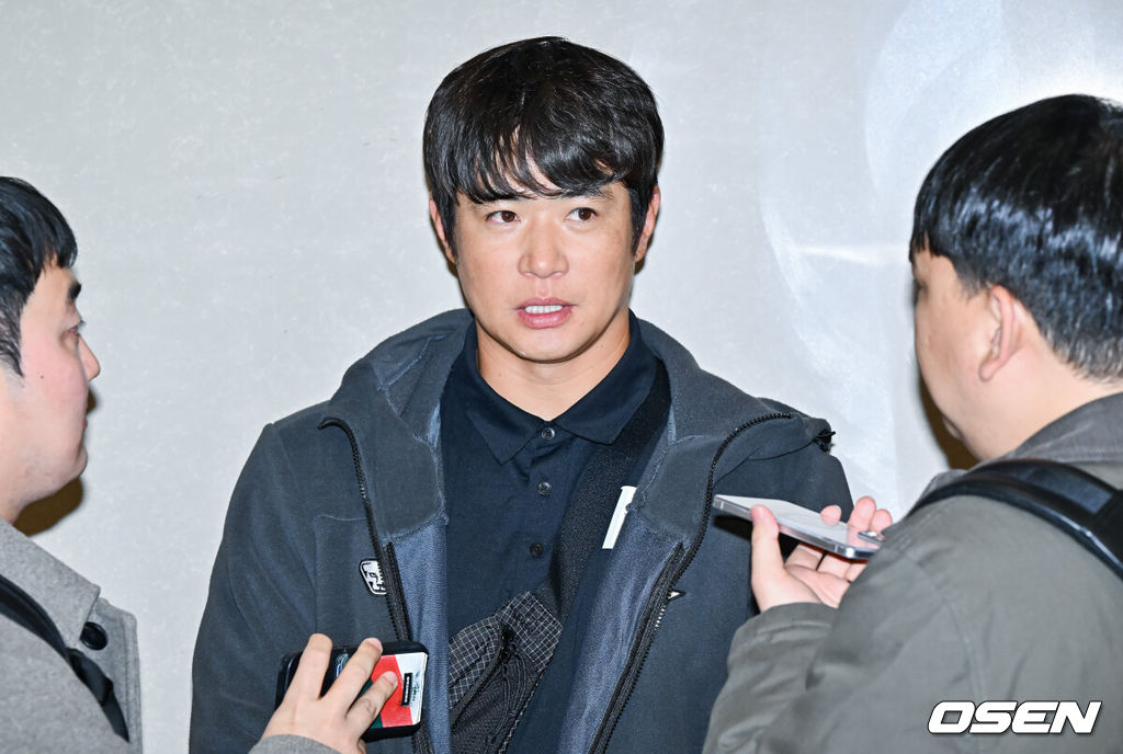 SSG 랜더스가 20일 오후 미국 플로리다 1차 전지훈련을 마치고 인천국제공항을 통해 귀국했다.SSG랜더스는 지난 1월 23일부터 2월 20일까지 미국 플로리다 베로비치에서 1차 스프링캠프를 진행했다.  그리고 오는 23일부터 일본 미야자키에서 2차 스프링캠프를 실시할 예정이다.SSG 김재환이 입국 후 인터뷰를 하고 있다  2026.02.20  / soul1014@osen.co.kr