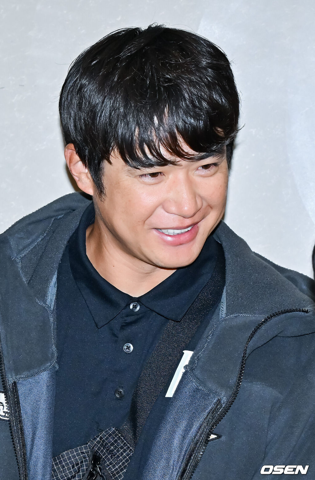 SSG 랜더스가 20일 오후 미국 플로리다 1차 전지훈련을 마치고 인천국제공항을 통해 귀국했다.SSG랜더스는 지난 1월 23일부터 2월 20일까지 미국 플로리다 베로비치에서 1차 스프링캠프를 진행했다.  그리고 오는 23일부터 일본 미야자키에서 2차 스프링캠프를 실시할 예정이다.SSG 김재환이 입국 후 인터뷰를 하고 있다  2026.02.20  / soul1014@osen.co.kr