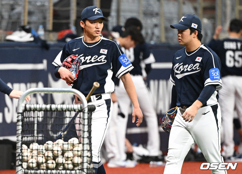 류지현 감독이 이끄는 야구 대표팀이 5일 고척스카이돔에서 훈련을 진행했다.대표팀은 오는 8일과 9일 고척스카이돔에서 열리는 2025 K-베이스볼 시리즈 체코 대표팀과의 2경기를 시작으로 15일과 16일 양일에 걸쳐 도쿄돔에서 일본 대표팀과 2경기를 치른다. 야구대표팀 박해민, 문현빈이 훈련을 위해 이동하고 있다. 2025.11.05 /cej@osen.co.kr