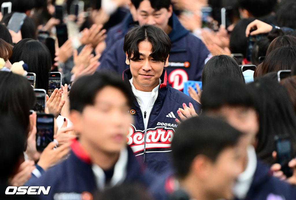 프로야구 두산 베어스가 23일 오후 서울 잠실야구장에서 ‘2025 곰들의 모임’을 개최했다.곰들의 모임은 한 시즌 동안 변함없는 응원을 보내준 최강 10번타자 팬들에게 감사의 마음을 전하기 위해 마련된 팬 페스티벌이다.두산 박찬호가 팬들과 하이파이브를 하며 입장하고 있다. 2025.11.23 /jpnews@osen.co.kr