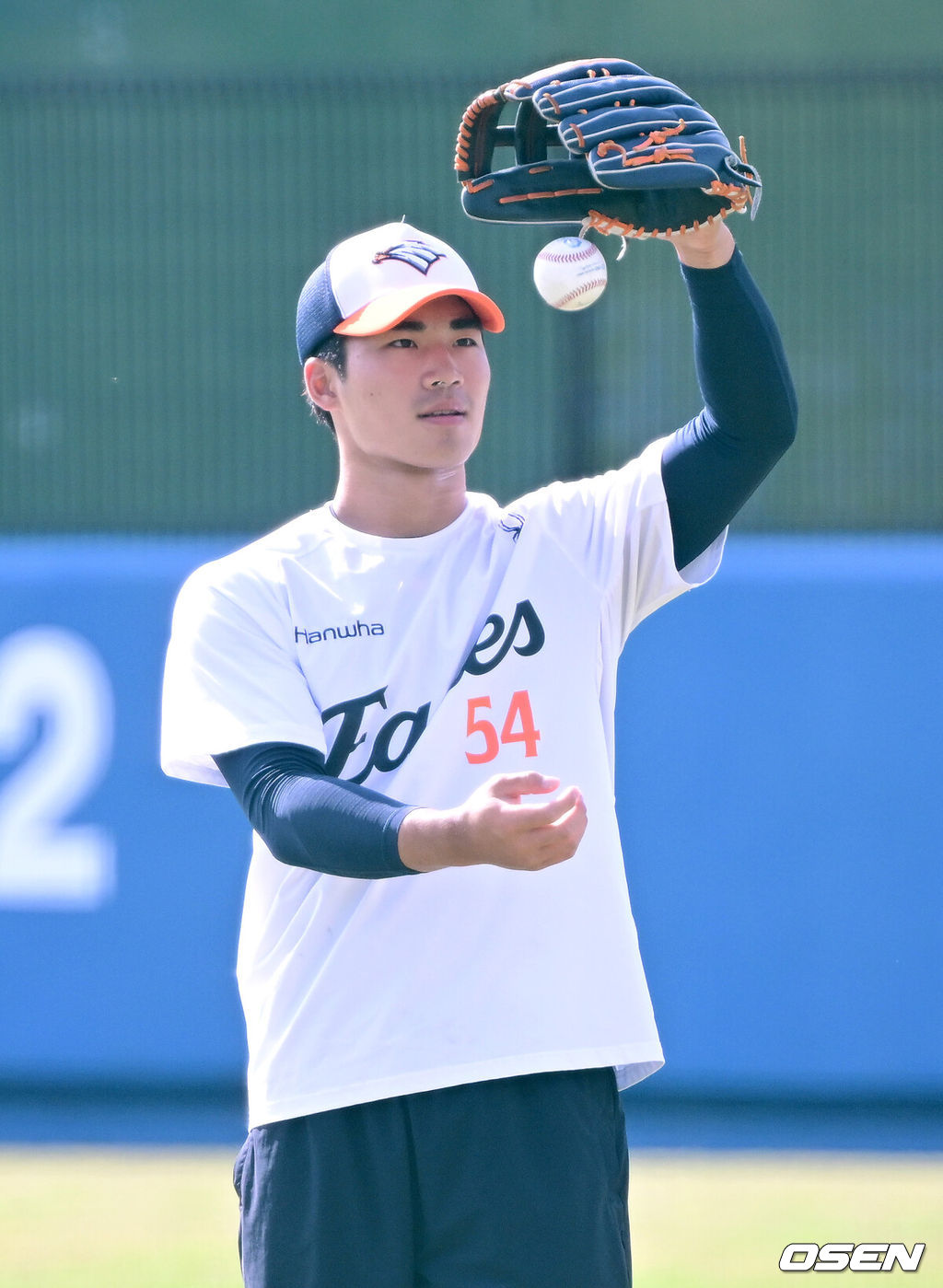 프로야구 한화 이글스가 21일 일본 오키나와 고친다 구장에서 스프링 캠프 훈련을 펼쳤다.한화는 이번 2차 오키나와 캠프에서 총 9차례의 연습경기를 통해 전력을 가다듬을 예정이다.한화 오재원이 훈련을 펼치고 있다. 2026.02.21 / dreamer@osen.co.kr