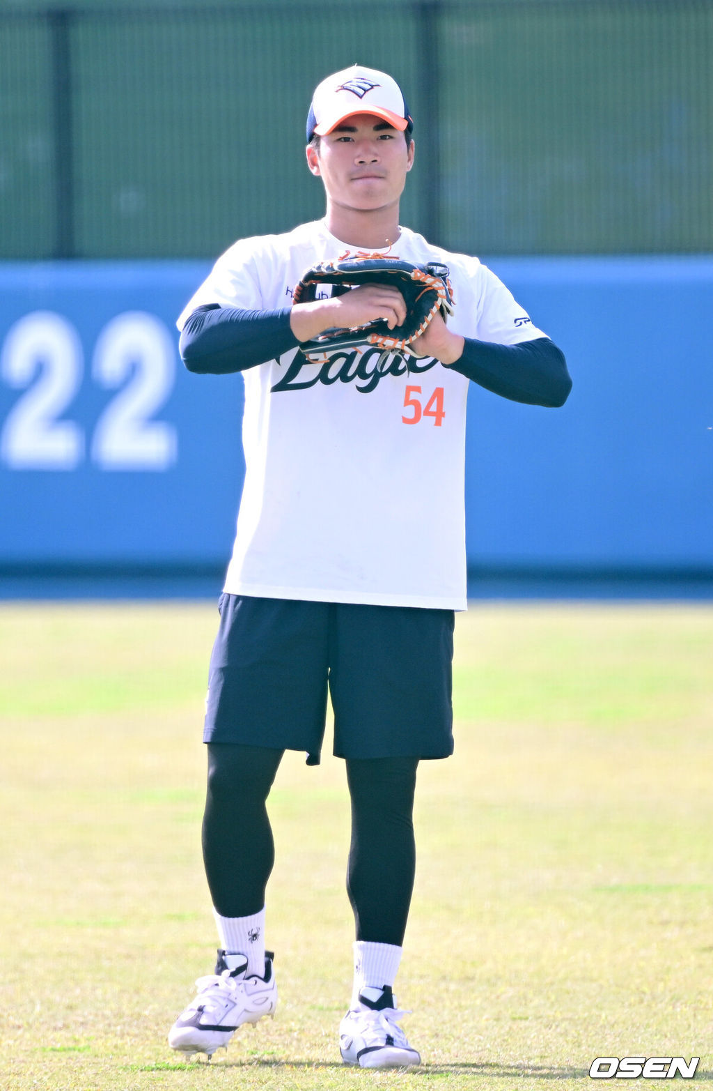 프로야구 한화 이글스가 21일 일본 오키나와 고친다 구장에서 스프링 캠프 훈련을 펼쳤다.한화는 이번 2차 오키나와 캠프에서 총 9차례의 연습경기를 통해 전력을 가다듬을 예정이다.한화 오재원이 훈련을 펼치고 있다. 2026.02.21 / dreamer@osen.co.kr