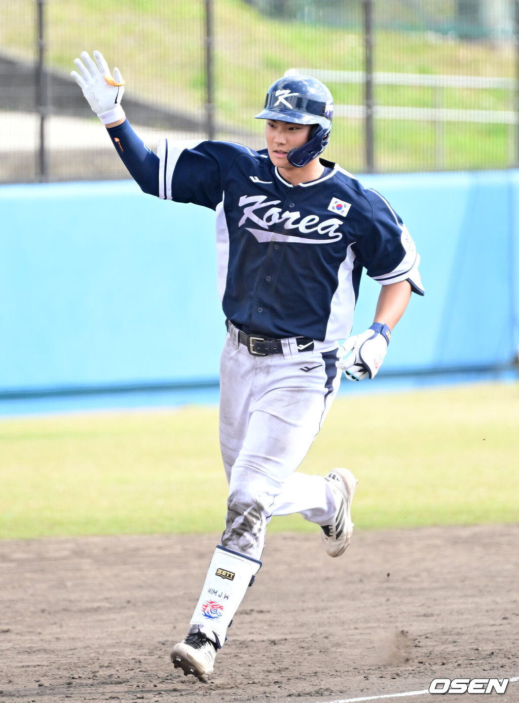 2026 WBC(월드베이스볼클래식)를 준비하는 대한민국 야구 대표팀이 21일 오후 일본 오키나와 고친다 구장에서 프로야구 한화 이글스와 연습경기를 펼쳤다. 야구 대표팀은 오키나와에서 국내 팀들과 6차례 연습경기를 치르며 전력을 끌어올릴 예정이다.7회초 무사 1, 2루 상황 대표팀 김주원이 역전 좌월 스리런포를 날리고 그라운드를 돌고 있다. 2026.02.21 / dreamer@osen.co.kr