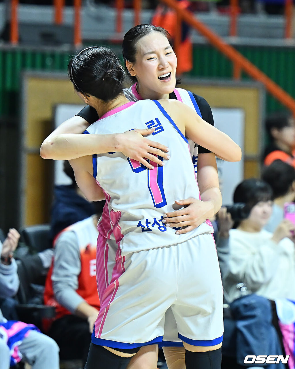 21일 부산 사직실내체육관에서 BNK금융 2025~2026 여자프로농구 부산 BNK와 용인 삼성생명의 경기가 열렸다. 5라운드 초반 3연패로 한때 5위까지 밀렸던 BNK는 이후 2연승으로 공동 3위를 회복하며 플레이오프 희망을 살렸고, 이제 삼성생명과 단독 3위 자리를 놓고 맞붙게 됐다.연장 승부끝에 76-73으로 승리한 용인 삼성생명 배혜윤과 강유림이 승리의 기쁨을 나누고 있다. 2026.02.21 / foto0307@osen.co.kr