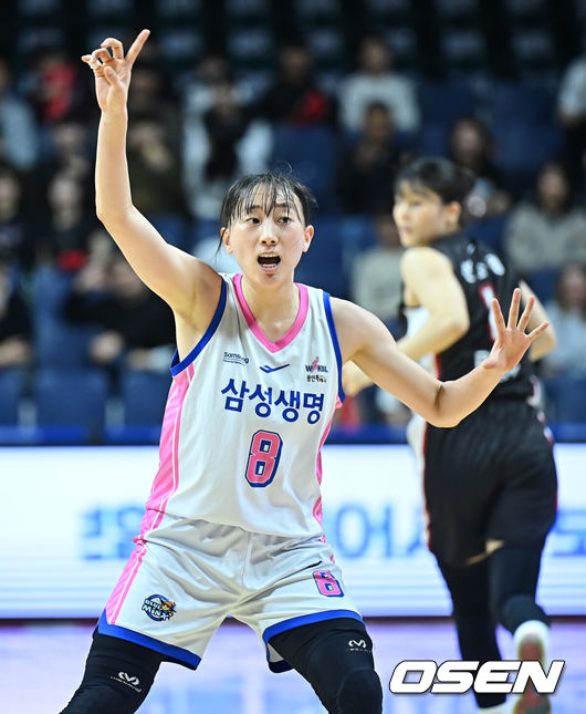 [OSEN=부산, 이석우 기자] 21일 부산 사직실내체육관에서 BNK금융 2025~2026 여자프로농구 부산 BNK와 용인 삼성생명의 경기가 열렸다. 5라운드 초반 3연패로 한때 5위까지 밀렸던 BNK는 이후 2연승으로 공동 3위를 회복하며 플레이오프 희망을 살렸고, 이제 삼성생명과 단독 3위 자리를 놓고 맞붙게 됐다.용인 삼성생명 이주연이 골을 성공시키고 세리머니를 하고 있다. 2026.02.21 / foto0307@osen.co.kr