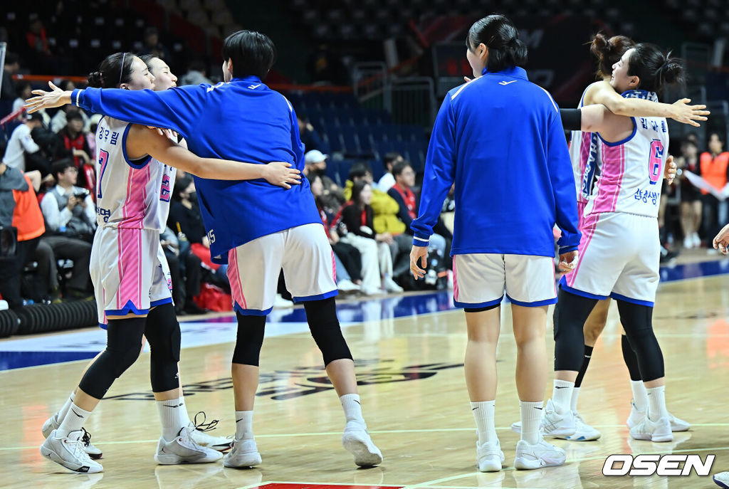 21일 부산 사직실내체육관에서 BNK금융 2025~2026 여자프로농구 부산 BNK와 용인 삼성생명의 경기가 열렸다. 5라운드 초반 3연패로 한때 5위까지 밀렸던 BNK는 이후 2연승으로 공동 3위를 회복하며 플레이오프 희망을 살렸고, 이제 삼성생명과 단독 3위 자리를 놓고 맞붙게 됐다.연장 승부끝에 76-73으로 승리한 용인 삼성생명 선수들이 승리의 기쁨을 나누고 있다. 2026.02.21 / foto0307@osen.co.kr