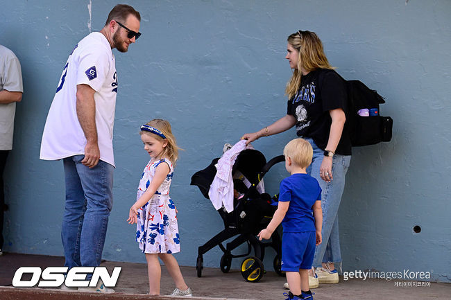 [사진] LA 다저스 맥스 먼시가 가족과 함께 팬 페스트에 참석하고 있다. ⓒGettyimages(무단전재 및 재배포 금지)