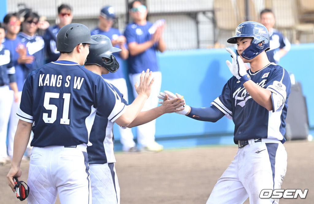 2026 WBC(월드베이스볼클래식)를 준비하는 대한민국 야구 대표팀이 21일 오후 일본 오키나와 고친다 구장에서 프로야구 한화 이글스와 연습경기를 펼쳤다. 야구 대표팀은 오키나와에서 국내 팀들과 6차례 연습경기를 치르며 전력을 끌어올릴 예정이다.7회초 무사 1, 2루 상황 대표팀 김주원이 역전 좌월 스리런포를 날리고 홈을 밟은 뒤 선행주자들과 인사를 나누고 있다. 2026.02.21 / dreamer@osen.co.kr