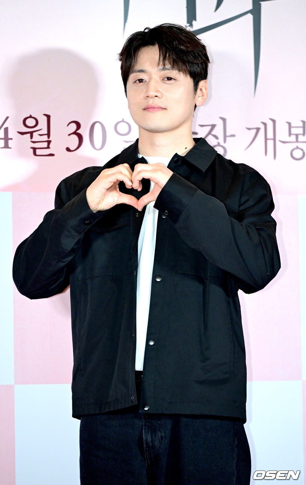 24일 오후 서울 용산 CGV에서 영화 ‘파과’(감독 민규동) VIP시사회가 열렸다.영화 ‘파과'는 바퀴벌레 같은 인간들을 처리하는 조직에서 40여 년간 활동한 레전드 킬러 ‘조각(이혜영)’과 평생 그를 쫓은 미스터리한 킬러 ‘투우(김성철)’의 강렬한 대결을 그린 액션 드라마다.배우 조복래가 VIP시사회에 참석해 포토타임을 하고 있다. 2025.04.24 / dreamer@osen.co.kr