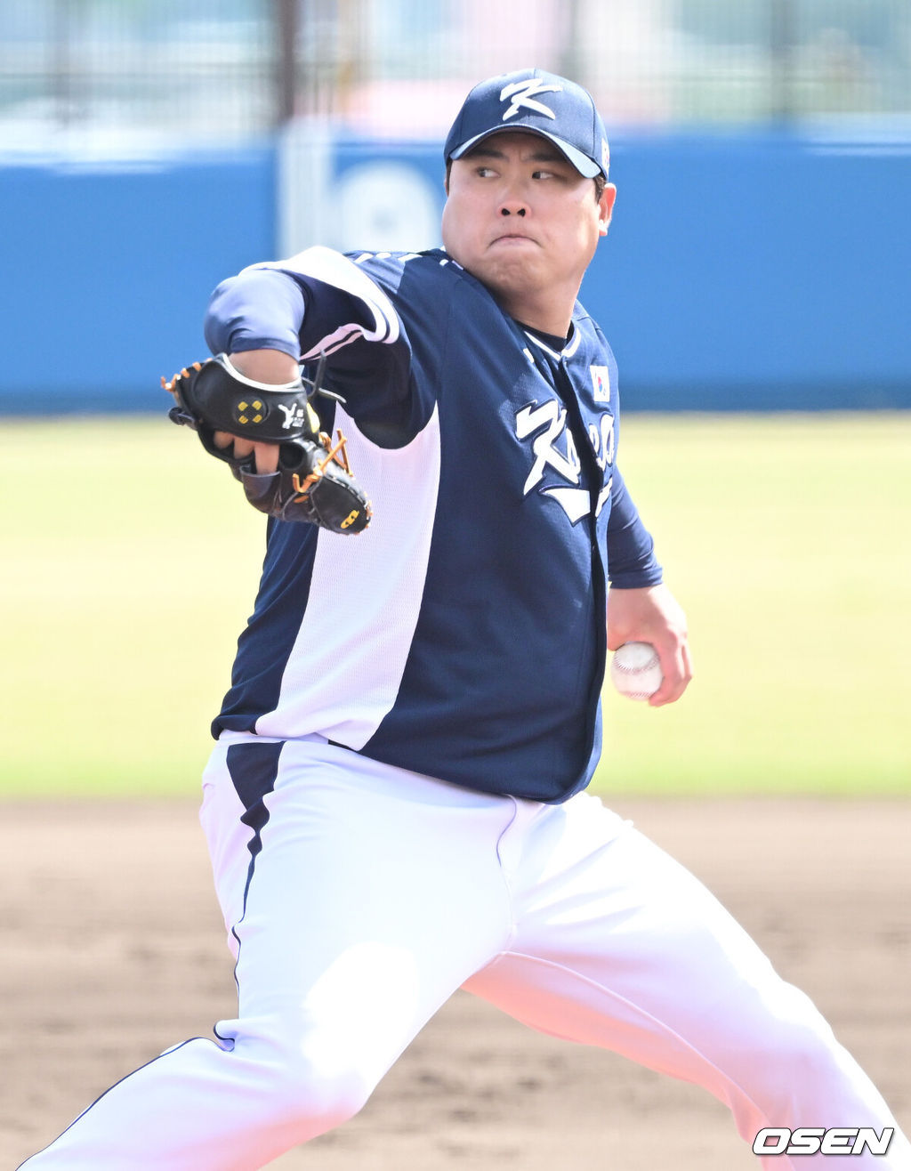 2026 WBC(월드베이스볼클래식)를 준비하는 대한민국 야구 대표팀이 21일 오후 일본 오키나와 고친다 구장에서 프로야구 한화 이글스와 연습경기를 펼쳤다. 야구 대표팀은 오키나와에서 국내 팀들과 6차례 연습경기를 치르며 전력을 끌어올릴 예정이다.1회말 대표팀 선발 류현진이 힘차게 공을 뿌리고 있다. 2026.02.21 / dreamer@osen.co.kr