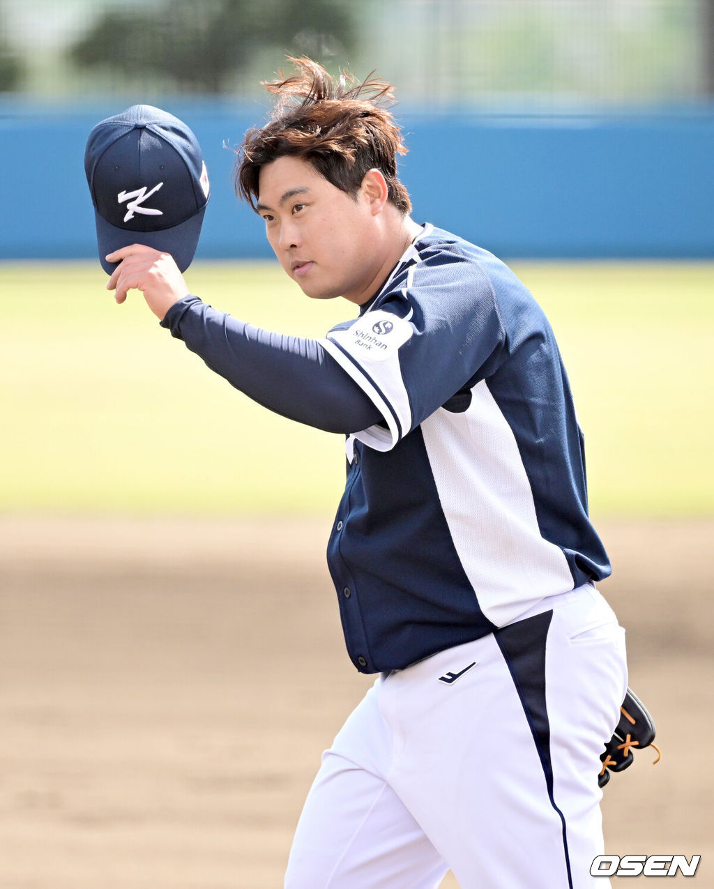 2026 WBC(월드베이스볼클래식)를 준비하는 대한민국 야구 대표팀이 21일 오후 일본 오키나와 고친다 구장에서 프로야구 한화 이글스와 연습경기를 펼쳤다. 야구 대표팀은 오키나와에서 국내 팀들과 6차례 연습경기를 치르며 전력을 끌어올릴 예정이다.2회말 대표팀 선발 류현진이 이닝을 마친 뒤 더그아웃으로 향하며 한화 벤치를 향해 모자를 벗어 인사하고 있다. 2026.02.21 / dreamer@osen.co.kr