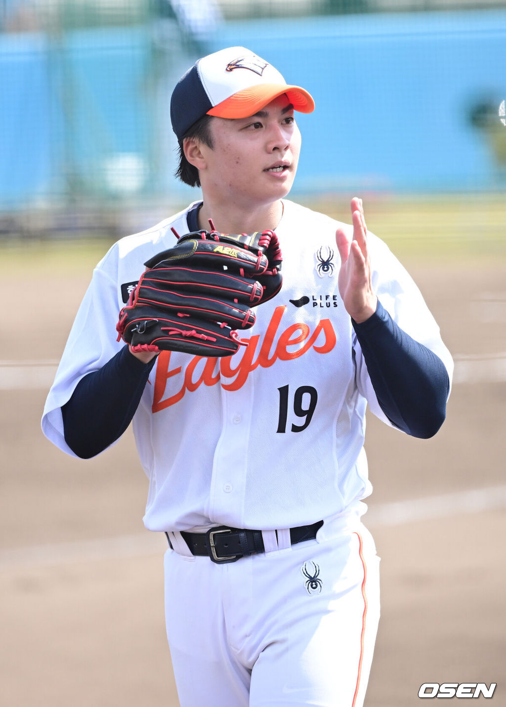 2026 WBC(월드베이스볼클래식)를 준비하는 대한민국 야구 대표팀이 21일 오후 일본 오키나와 고친다 구장에서 프로야구 한화 이글스와 연습경기를 펼쳤다. 야구 대표팀은 오키나와에서 국내 팀들과 6차례 연습경기를 치르며 전력을 끌어올릴 예정이다.2회초 대표팀 공격을 무실점으로 막아낸 한화 왕옌청이 더그아웃으로 향하고 있다. 2026.02.21 / dreamer@osen.co.kr