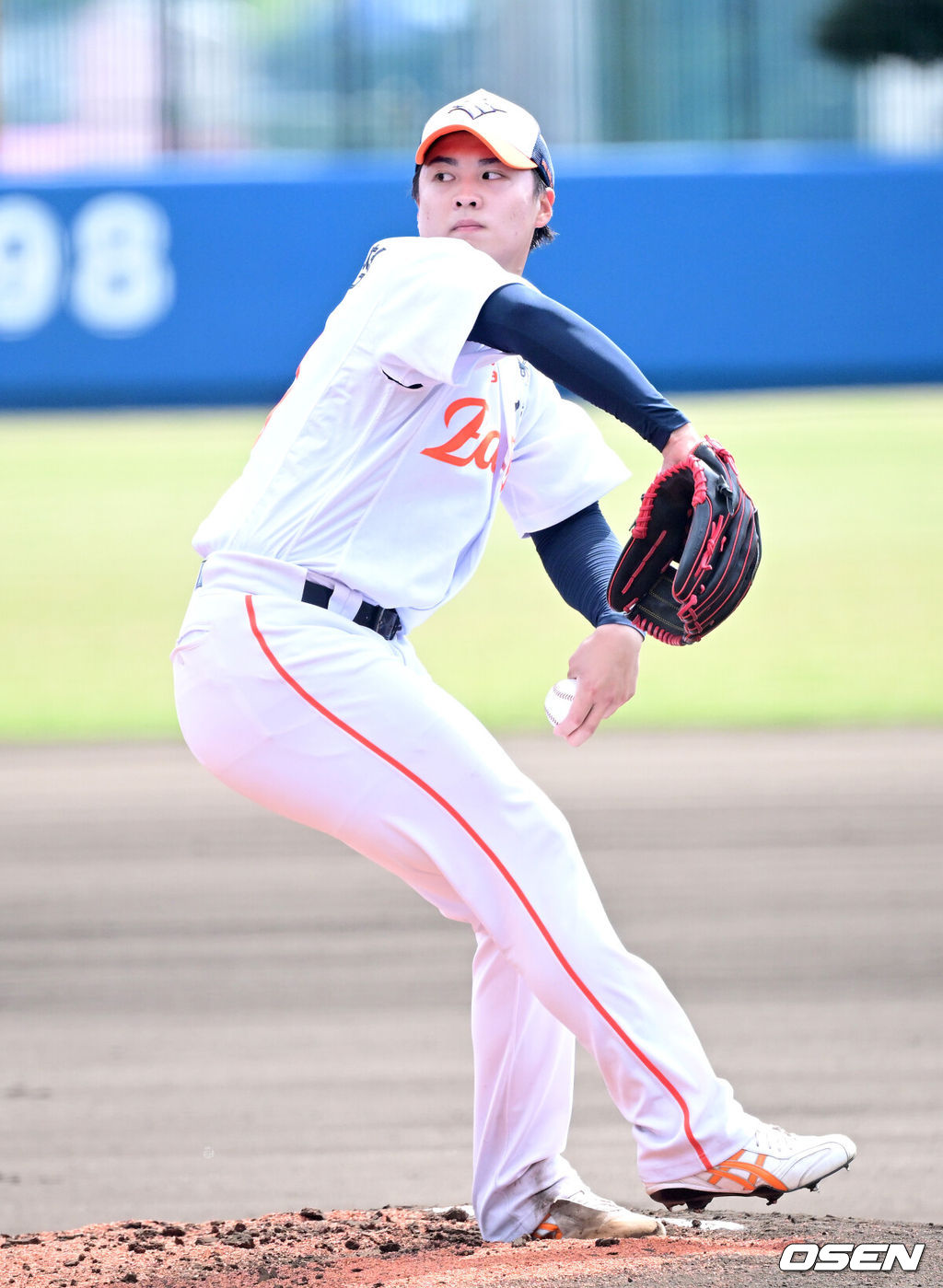 2026 WBC(월드베이스볼클래식)를 준비하는 대한민국 야구 대표팀이 21일 오후 일본 오키나와 고친다 구장에서 프로야구 한화 이글스와 연습경기를 펼쳤다. 야구 대표팀은 오키나와에서 국내 팀들과 6차례 연습경기를 치르며 전력을 끌어올릴 예정이다.한화 선발 왕옌청이 힘차게 공을 뿌리고 있다. 2026.02.21 / dreamer@osen.co.kr