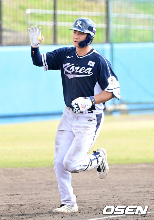 [OSEN=오키나와(일본), 최규한 기자] 2026 WBC(월드베이스볼클래식)를 준비하는 대한민국 야구 대표팀이 21일 오후 일본 오키나와 고친다 구장에서 프로야구 한화 이글스와 연습경기를 펼쳤다. 야구 대표팀은 오키나와에서 국내 팀들과 6차례 연습경기를 치르며 전력을 끌어올릴 예정이다.7회초 무사 1, 2루 상황 대표팀 김주원이 역전 좌월 스리런포를 날리고 그라운드를 돌며 기뻐하고 있다. 2026.02.21 / dreamer@osen.co.kr