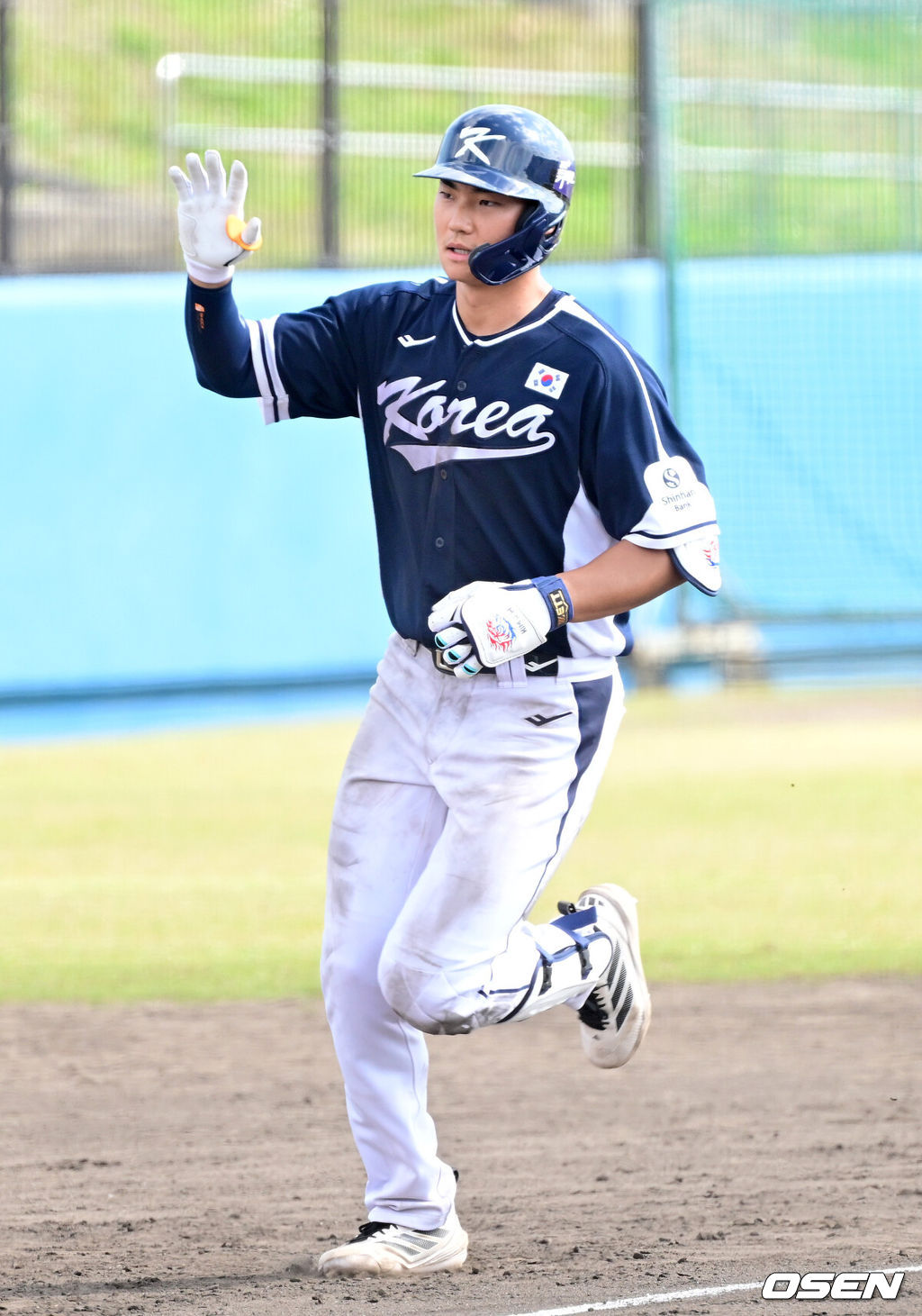 2026 WBC(월드베이스볼클래식)를 준비하는 대한민국 야구 대표팀이 21일 오후 일본 오키나와 고친다 구장에서 프로야구 한화 이글스와 연습경기를 펼쳤다. 야구 대표팀은 오키나와에서 국내 팀들과 6차례 연습경기를 치르며 전력을 끌어올릴 예정이다.7회초 무사 1, 2루 상황 대표팀 김주원이 역전 좌월 스리런포를 날리고 그라운드를 돌며 기뻐하고 있다. 2026.02.21 / dreamer@osen.co.kr