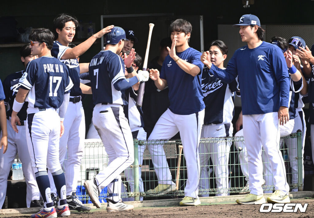 2026 WBC(월드베이스볼클래식)를 준비하는 대한민국 야구 대표팀이 21일 오후 일본 오키나와 고친다 구장에서 프로야구 한화 이글스와 연습경기를 펼쳤다. 야구 대표팀은 오키나와에서 국내 팀들과 6차례 연습경기를 치르며 전력을 끌어올릴 예정이다.7회초 무사 1, 2루 상황 대표팀 김주원이 역전 좌월 스리런포를 날리고 더그아웃 동료들과 인사를 나누고 있다. 2026.02.21 / dreamer@osen.co.kr