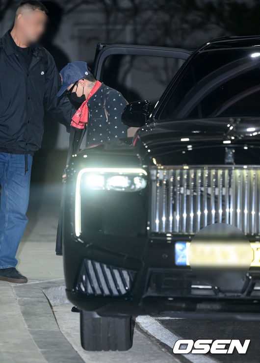 웅장한 럭셔리카에서 등장한 지드래곤