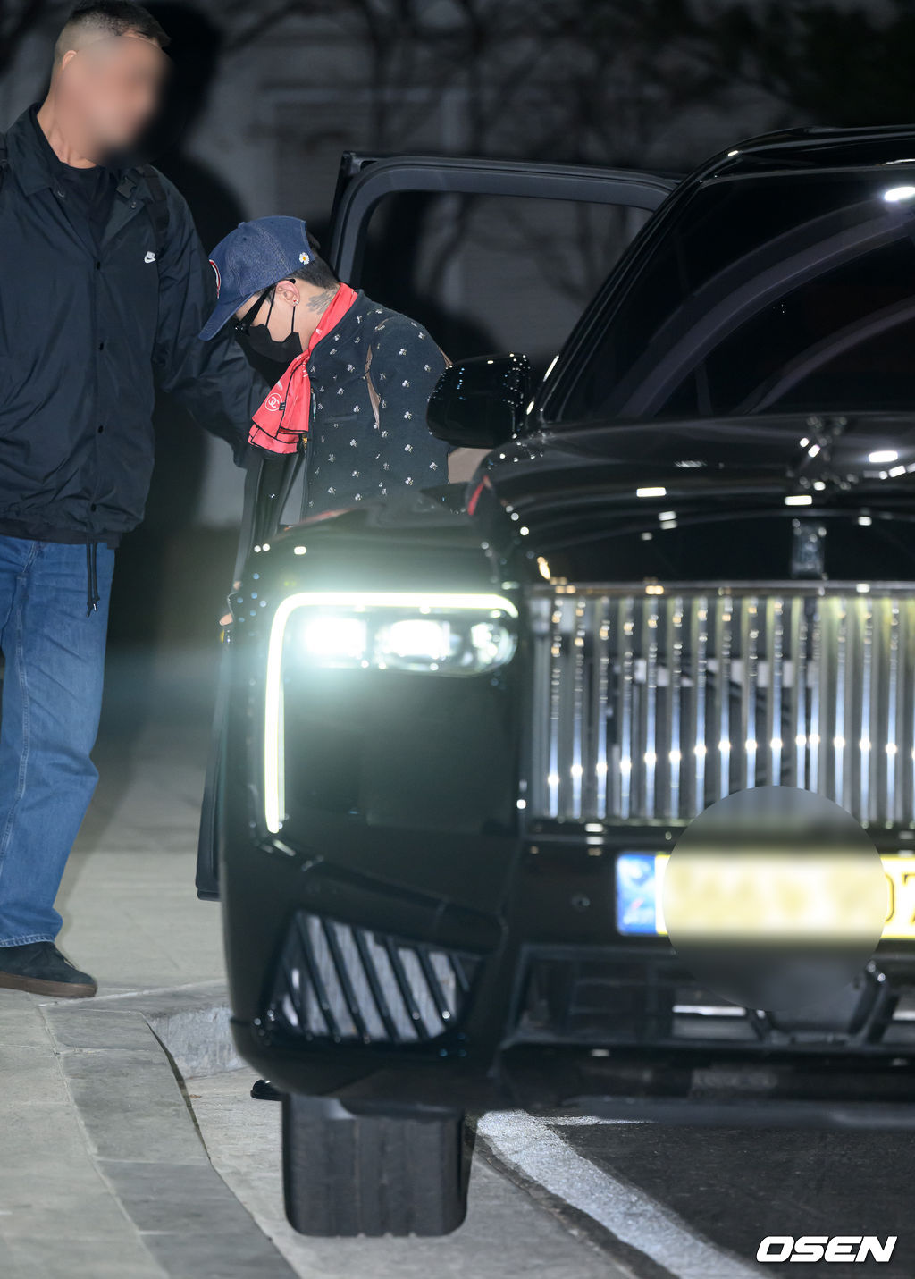 웅장한 럭셔리카에서 등장한 지드래곤