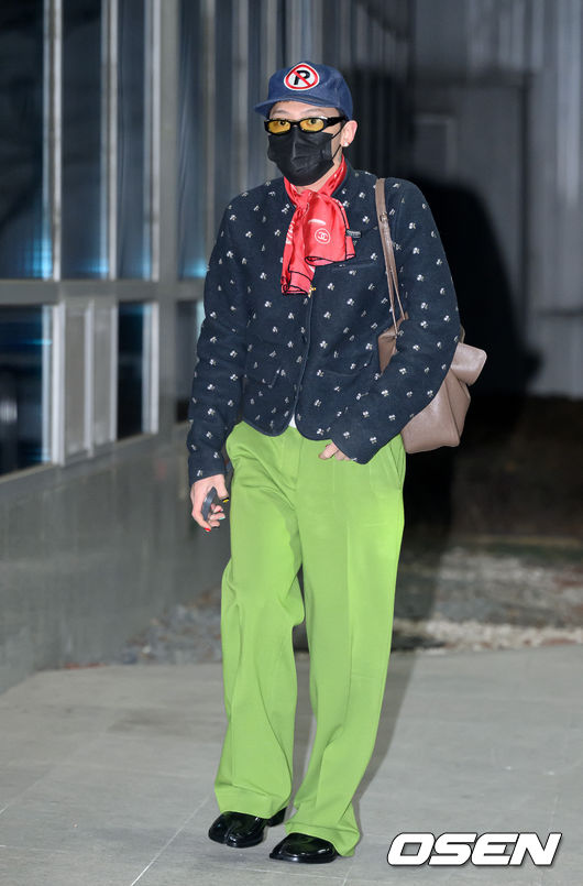 '알록달록 네일 + 신호등 패션' 완벽하게 소화