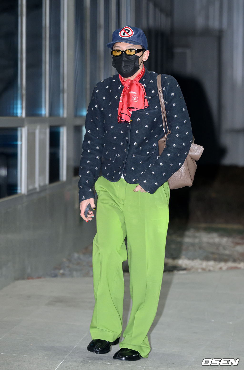 '알록달록 네일 + 신호등 패션' 완벽하게 소화