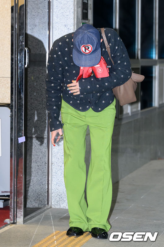 팬과 취재진 향해 정중한 인사