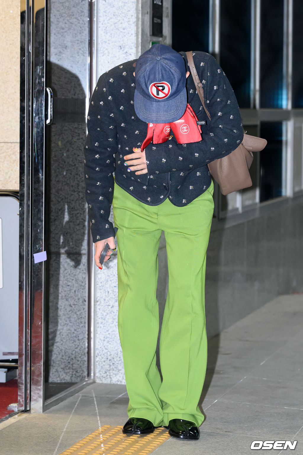 팬과 취재진 향해 정중한 인사