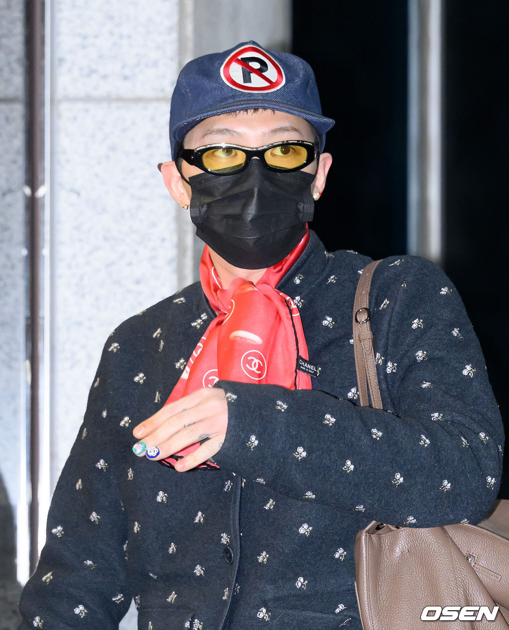 다정한 손인사도 잊지 않고