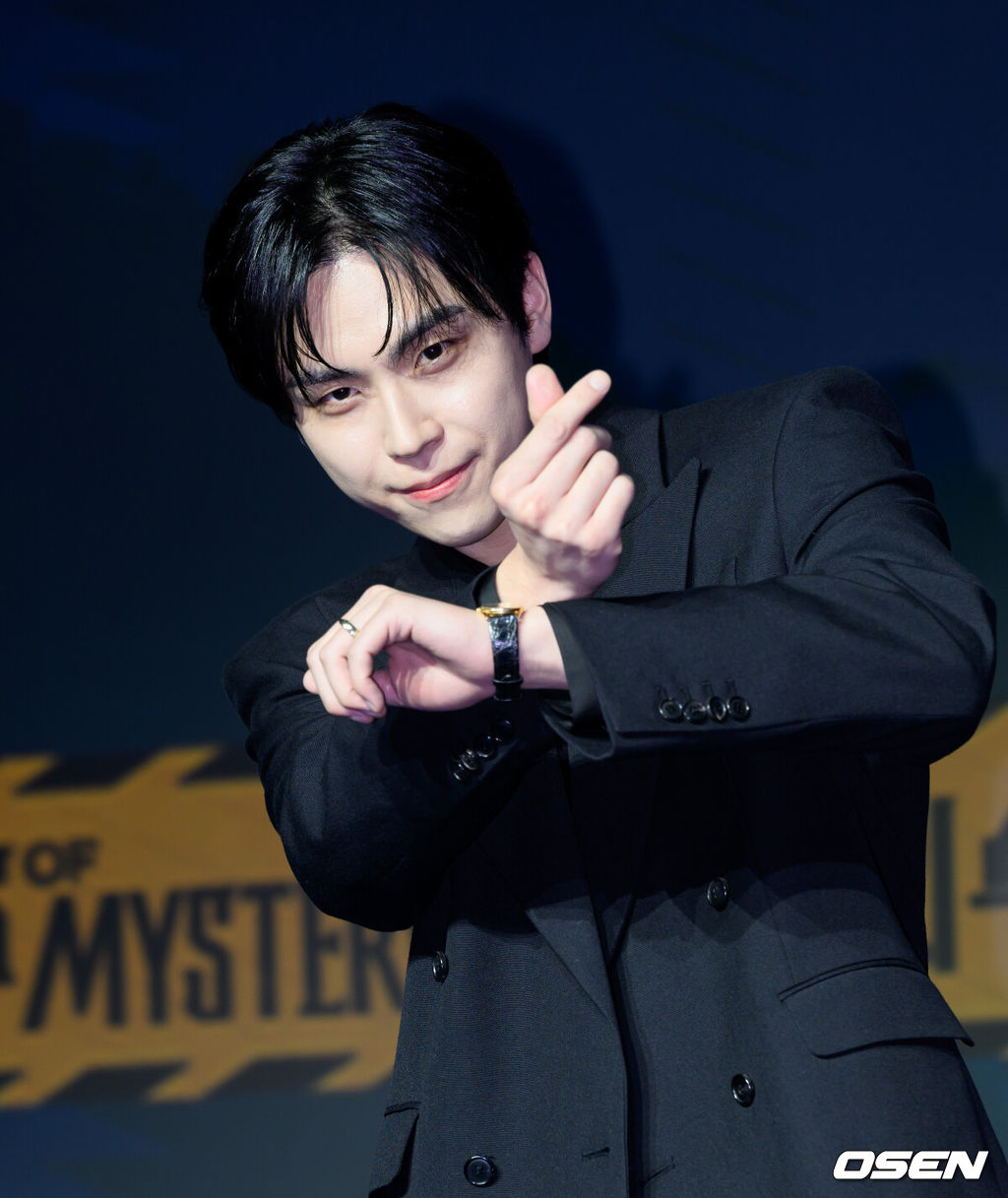 19일 오전 호텔 나루 서울 엠갤러리에서 넷플릭스 예능 ‘미스터리 수사단’ 시즌2 제작발표회가 열렸다.‘미스터리 수사단’ 시즌2는 과학적으로 설명할 수 없는 기묘한 사건들을 추적하고 해결하는 어드벤처 추리 예능이다.배우 김도훈이 포토타임을 가지고 있다. 2026.02.19 / sunday@osen.co.kr