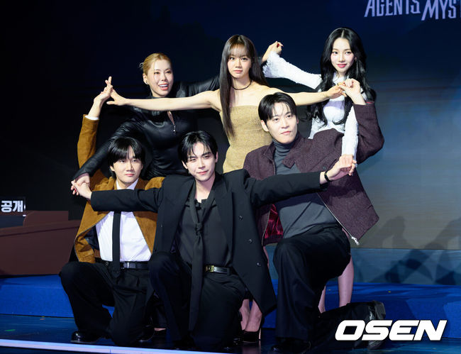 [OSEN=이대선 기자] 19일 오전 호텔 나루 서울 엠갤러리에서 넷플릭스 예능 ‘미스터리 수사단’ 시즌2 제작발표회가 열렸다.‘미스터리 수사단’ 시즌2는 과학적으로 설명할 수 없는 기묘한 사건들을 추적하고 해결하는 어드벤처 추리 예능이다.가비, 혜리, 카리나, 이용진, 김도훈, 존박이 포토타임을 가지고 있다. 2026.02.19 / sunday@osen.co.kr