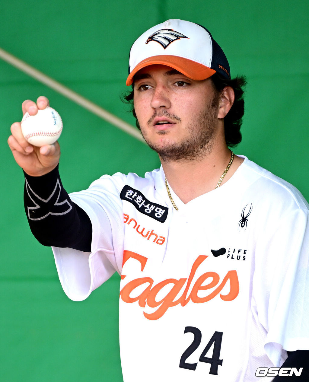 프로야구 한화 이글스가 21일 일본 오키나와 고친다 구장에서 스프링 캠프 훈련을 펼쳤다.한화는 이번 2차 오키나와 캠프에서 총 9차례의 연습경기를 통해 전력을 가다듬을 예정이다.한화 새 외국인 투수 오웬 화이트가 불펜 피칭을 펼치고 있다. 2026.02.21 / dreamer@osen.co.kr