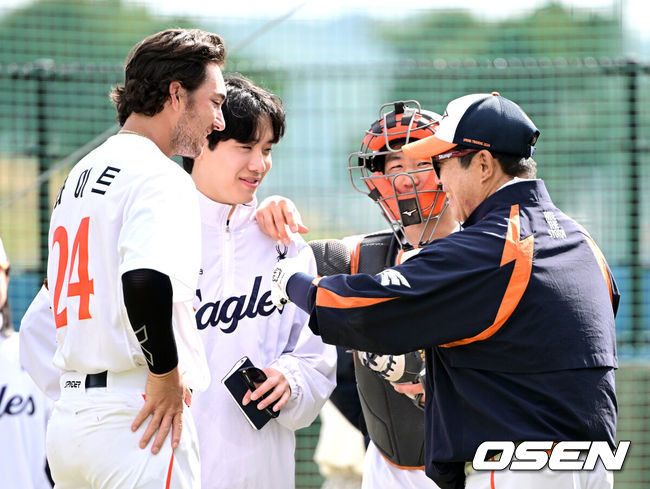 [OSEN=오키나와(일본), 최규한 기자] 프로야구 한화 이글스가 21일 일본 오키나와 고친다 구장에서 스프링 캠프 훈련을 펼쳤다.한화는 이번 2차 오키나와 캠프에서 총 9차례의 연습경기를&nbsp;통해 전력을 가다듬을 예정이다.한화 새 외국인 투수 오웬 화이트가 불펜 피칭을 펼친 뒤 양상문 코치와 인사를 나누고 있다. 2026.02.21 / dreamer@osen.co.kr