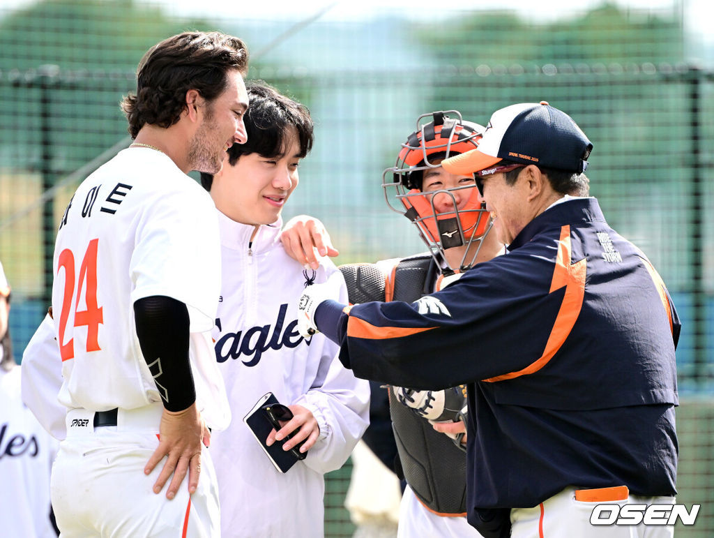 프로야구 한화 이글스가 21일 일본 오키나와 고친다 구장에서 스프링 캠프 훈련을 펼쳤다.한화는 이번 2차 오키나와 캠프에서 총 9차례의 연습경기를 통해 전력을 가다듬을 예정이다.한화 새 외국인 투수 오웬 화이트가 불펜 피칭을 펼친 뒤 양상문 코치와 인사를 나누고 있다. 2026.02.21 / dreamer@osen.co.kr